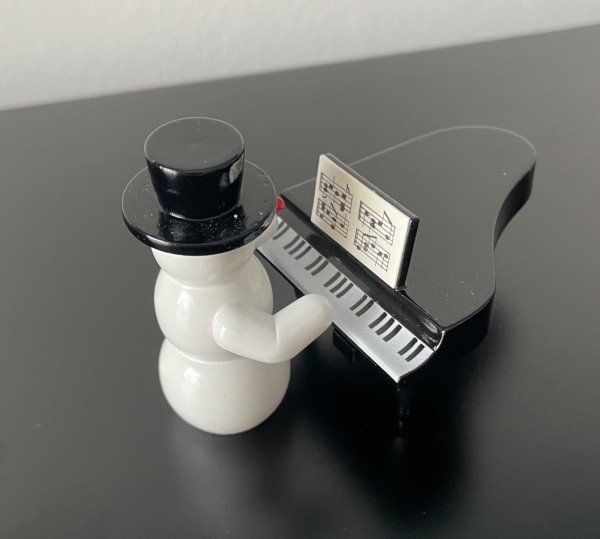 Schneemann am Flügel Dekofigur aus Holz 5,5cm